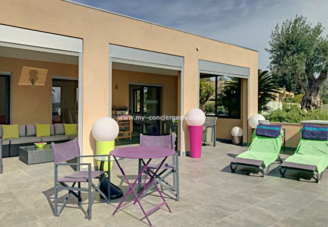  in Grimaud - Luxurious apartment, spacious, splendid terrace, sea view