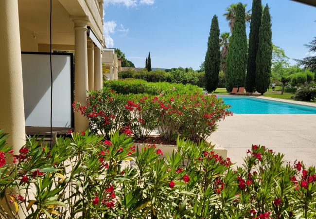 Apartment in Grimaud - Flat with terrace and garden in a luxury residence, close to the beach 