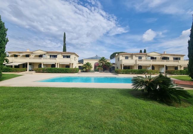 Apartment in Grimaud - Flat with terrace and garden in a luxury residence, close to the beach 