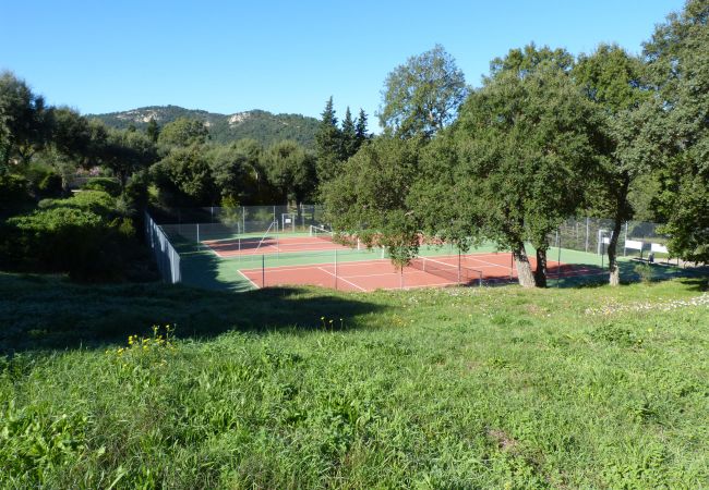 Maison à Le Plan-de-la-Tour - Maison  en pleine nature dans un parc fermé et securisé, piscine et tennis